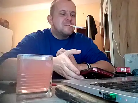 Snapshot of MrWhitePL chatting on 12.08.24 MrWhitePL online show from 12.08.24