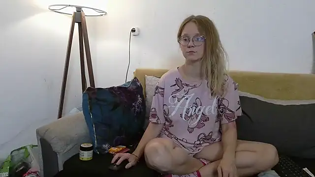 little-leni online show from 11.04.25