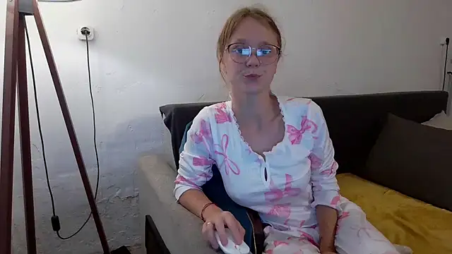 Snapshot of little-leni chatting on 06.06.26 little-leni online show from 06.06.26