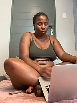 Snapshot of CurvyDesire1 chatting on 02.04.25 CurvyDesire1 online show from 02.04.25