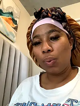 Snapshot of CurvyDesire1 chatting on 10.24.25 CurvyDesire1 online show from 10.24.25