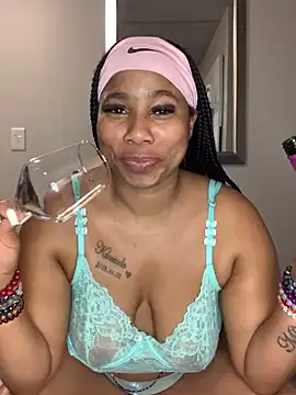 Snapshot of CurvyDesire1 chatting on 10.27.25 CurvyDesire1 online show from 10.27.25