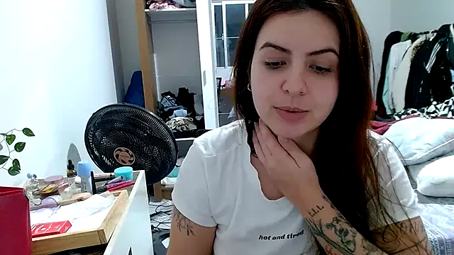 Snapshot of chelbyy chatting on 10.14.25 chelbyy online show from 10.14.25