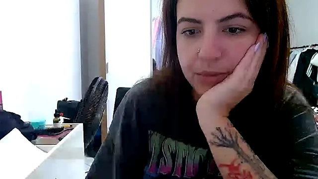 Snapshot of chelbyy chatting on 10.31.25 chelbyy online show from 10.31.25