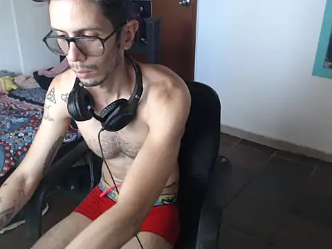 Snapshot of alisterxxx chatting on 07.07.26 alisterxxx online show from 07.07.26