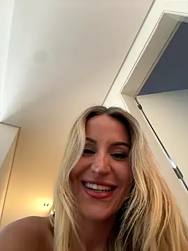 Snapshot of jasminesummer chatting on 10.19.25 jasminesummer online show from 10.19.25