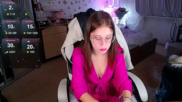 Snapshot of Kira_honeyy chatting on 10.10.25 Kira honeyy online show from 10.10.25