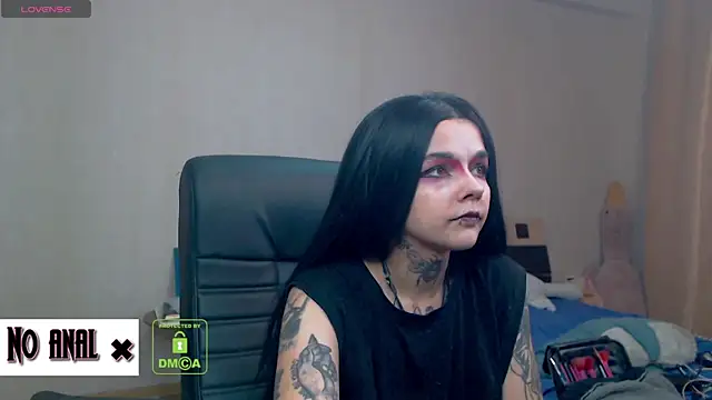 Snapshot of Dark__Elf chatting on 11.13.25 Dark Elf online show from 11.13.25