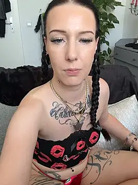 Snapshot of Trixie-Tainted chatting on 07.16.26 Trixie-Tainted online show from 07.16.26