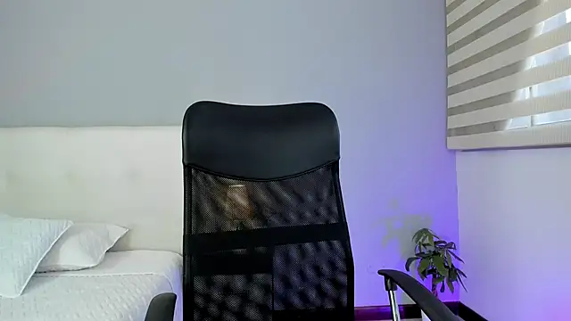 Snapshot of NataliaBuiles chatting on 02.20.25 NataliaBuiles online show from 02.20.25