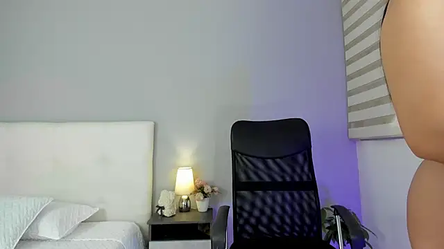 Snapshot of NataliaBuiles chatting on 02.24.25 NataliaBuiles online show from 02.24.25