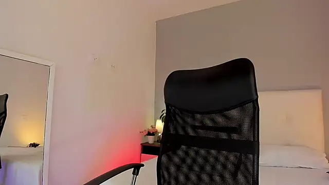 Snapshot of NataliaBuiles chatting on 10.14.25 NataliaBuiles online show from 10.14.25