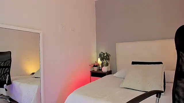 Snapshot of NataliaBuiles chatting on 10.15.25 NataliaBuiles online show from 10.15.25