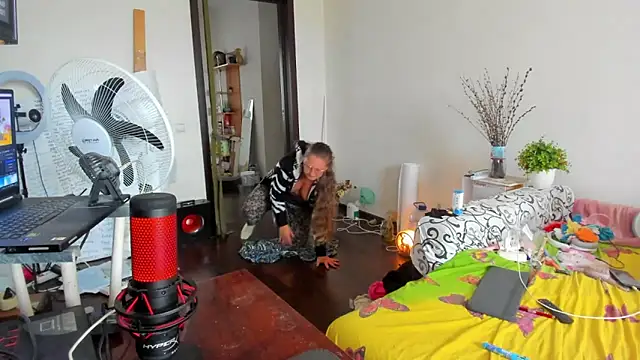 Snapshot of IamYourNarcotic chatting on 10.21.25 IamYourNarcotic online show from 10.21.25