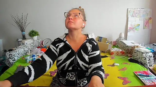 Snapshot of IamYourNarcotic chatting on 10.26.25 IamYourNarcotic online show from 10.26.25