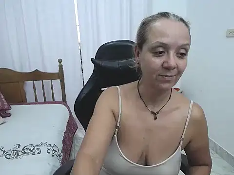 Snapshot of yeslluisa chatting on 05.05.26 yeslluisa online show from 05.05.26