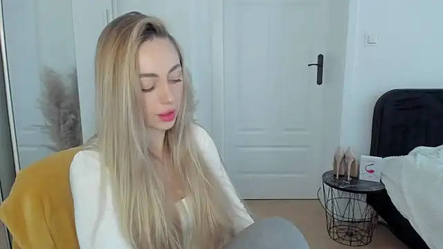 Snapshot of sexyCoralie chatting on 03.17.25 sexyCoralie online show from 03.17.25