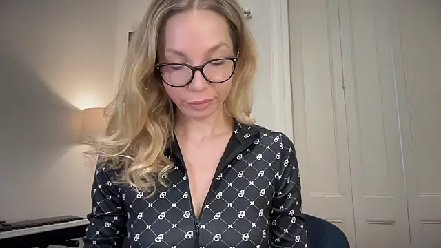 Cutensadistic online show from 03.13.25