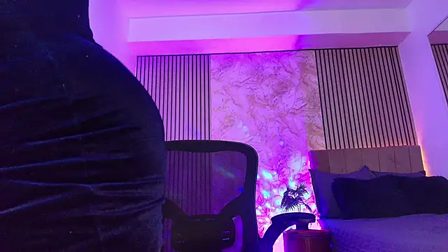 Snapshot of JuliRamirez chatting on 04.19.26 JuliRamirez online show from 04.19.26