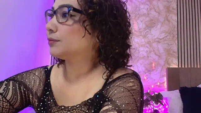 Snapshot of JuliRamirez chatting on 05.24.26 JuliRamirez online show from 05.24.26