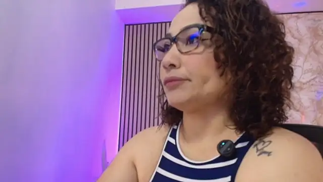 Snapshot of JuliRamirez chatting on 05.29.26 JuliRamirez online show from 05.29.26