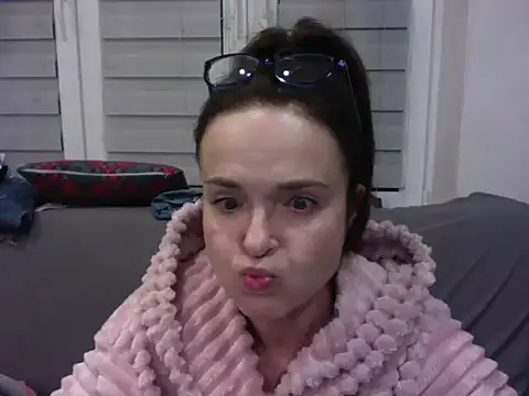 Snapshot of Vfhuj chatting on 02.28.25 Vfhuj online show from 02.28.25