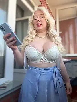 Snapshot of LaraHollywood chatting on 10.01.25 LaraHollywood online show from 10.01.25