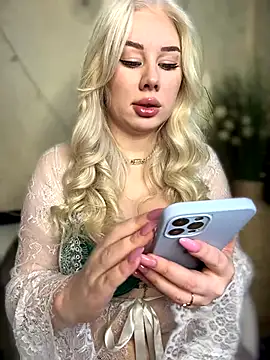 Snapshot of LaraHollywood chatting on 10.14.25 LaraHollywood online show from 10.14.25