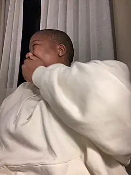 Snapshot of Muskthickgirl chatting on 11.18.25 Muskthickgirl online show from 11.18.25