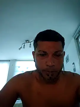 Snapshot of tropikboy chatting on 10.03.25 tropikboy online show from 10.03.25