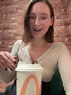 Snapshot of The_Snowwhitee chatting on 11.22.25 The Snowwhitee online show from 11.22.25