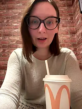 Snapshot of The_Snowwhitee chatting on 12.16.25 The Snowwhitee online show from 12.16.25