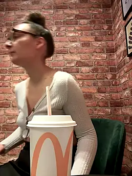 Snapshot of The_Snowwhitee chatting on 01.06.26 The Snowwhitee online show from 01.06.26