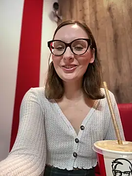 Snapshot of The_Snowwhitee chatting on 02.11.26 The Snowwhitee online show from 02.11.26