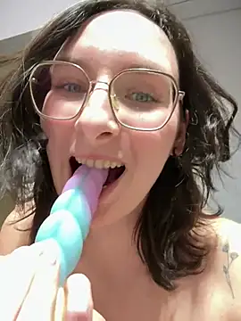 Snapshot of The_Snowwhitee chatting on 02.28.26 The Snowwhitee online show from 02.28.26