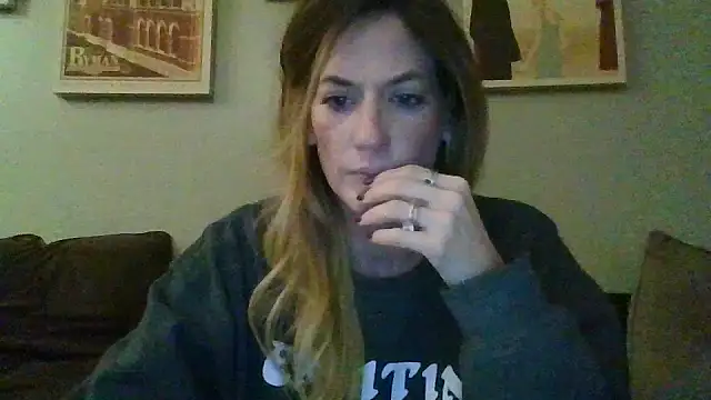 Snapshot of Rhodesxox chatting on 11.18.25 Rhodesxox online show from 11.18.25
