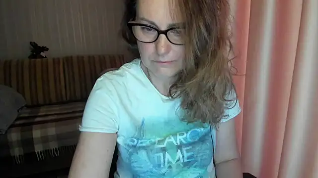 Snapshot of lauraoven chatting on 04.29.26 lauraoven online show from 04.29.26