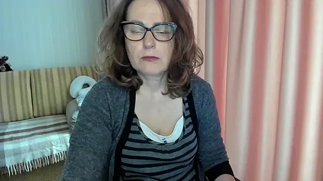 Snapshot of lauraoven chatting on 05.07.26 lauraoven online show from 05.07.26