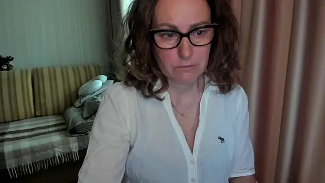Snapshot of lauraoven chatting on 05.22.26 lauraoven online show from 05.22.26