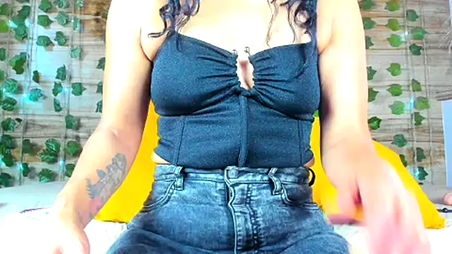 Snapshot of alyssia_ocean chatting on 02.15.25 alyssia ocean online show from 02.15.25