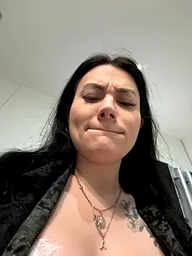 Snapshot of Wet__Bunny chatting on 10.05.25 Wet Bunny online show from 10.05.25