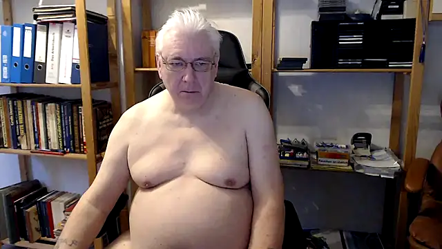 Snapshot of SchwanzhureXXL chatting on 02.15.25 SchwanzhureXXL online show from 02.15.25