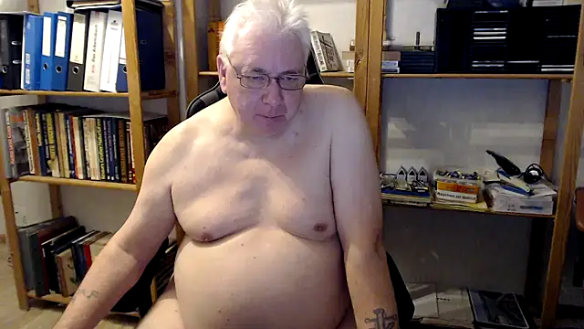 Snapshot of SchwanzhureXXL chatting on 09.23.25 SchwanzhureXXL online show from 09.23.25