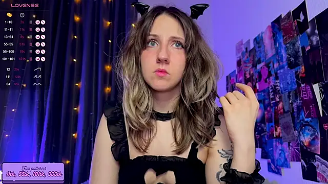 Snapshot of HotaruTomo chatting on 10.13.25 HotaruTomo online show from 10.13.25