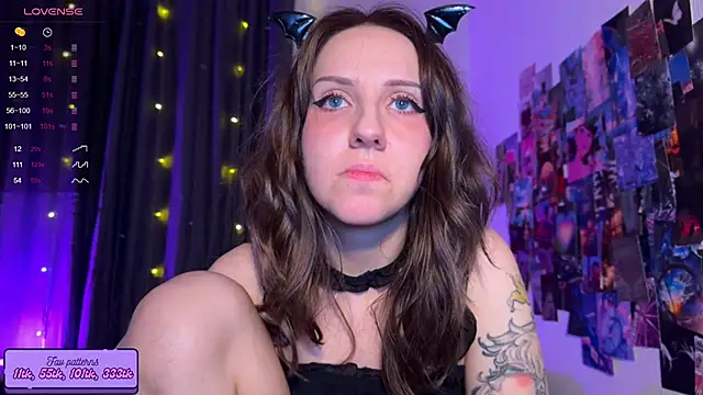 Snapshot of HotaruTomo chatting on 10.31.25 HotaruTomo online show from 10.31.25