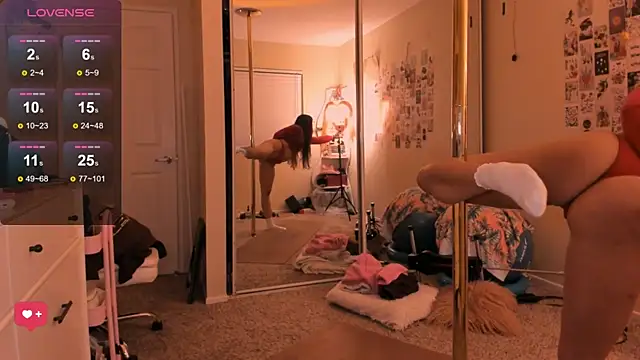 Snapshot of Evie-Luna chatting on 10.12.25 Evie-Luna online show from 10.12.25