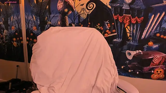 Snapshot of Evie-Luna chatting on 10.26.25 Evie-Luna online show from 10.26.25