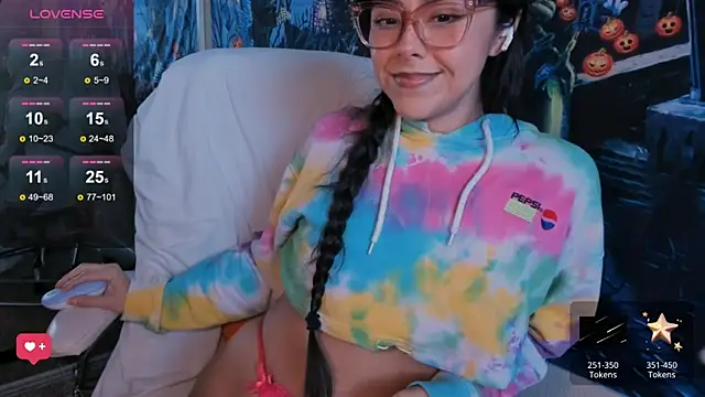 Snapshot of Evie-Luna chatting on 10.26.25 Evie-Luna online show from 10.26.25