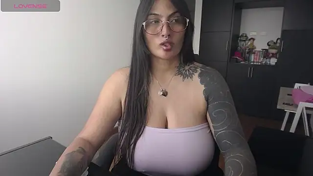 Snapshot of michell_fun23 chatting on 10.24.25 michell fun23 online show from 10.24.25