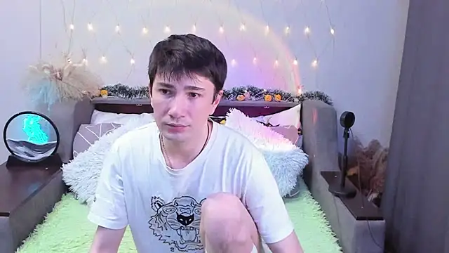 Snapshot of Yumi_steve chatting on 10.27.25 Yumi steve online show from 10.27.25